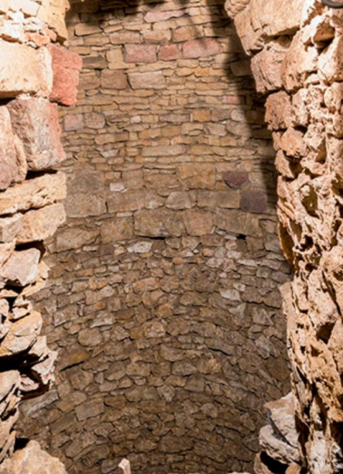 Vue intérieure de la glacière située à côté la façade nord de l'ancienne écurie © Région Bourgogne-Franche-Comté, Inventaire du patrimoine Vue intérieure de la glacière située à côté la façade nord de l'ancienne écurie © Région Bourgogne-Franche-Comté, Inventaire du patrimoine