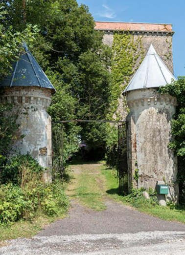 Tourelles et portail d'entrée au château. © Région Bourgogne-Franche-Comté, Inventaire du patrimoine Tourelles et portail d'entrée au château. © Région Bourgogne-Franche-Comté, Inventaire du patrimoine
