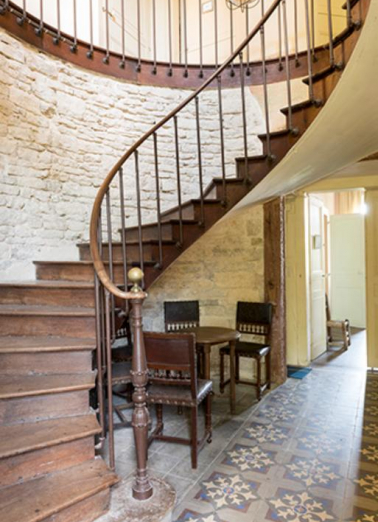 Escalier du rez-de-chaussée du corps de logis central du château. © Région Bourgogne-Franche-Comté, Inventaire du patrimoine Escalier du rez-de-chaussée du corps de logis central du château. © Région Bourgogne-Franche-Comté, Inventaire du patrimoine