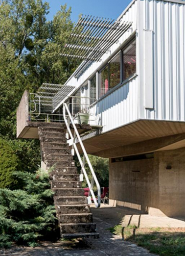 Villa, détails de l'escalier détaché du sol, du balcon et des pare-soleil métalliques © Région Bourgogne-Franche-Comté, Inventaire du patrimoine