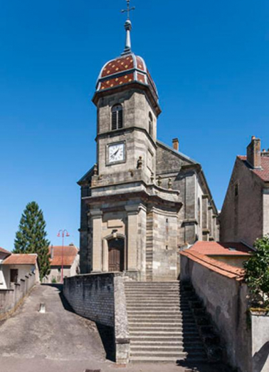 L'église sur son degré et la rue de l'église. © Région Bourgogne-Franche-Comté, Inventaire du patrimoine