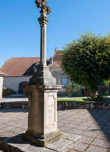 Croix de Mission de 1851, située à l'emplacement de l'ancien cimetière, à côté de l'église. © Région Bourgogne-Franche-Comté, Inventaire du patrimoine
