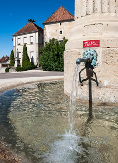Détail du robinet et de la vasque. Ancienne maison commune en arrière-plan. © Région Bourgogne-Franche-Comté, Inventaire du patrimoine