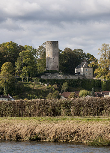 Le donjon et le "nouveau château" (la "gentilhommière") depuis la Saône. © Région Bourgogne-Franche-Comté, Inventaire du patrimoine
