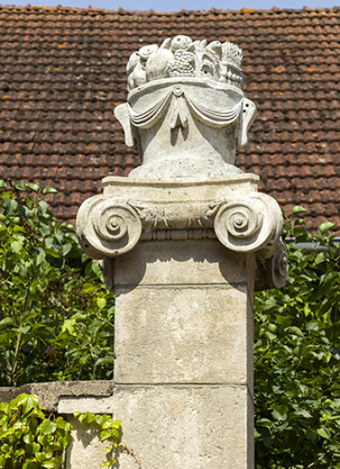 Détail d'un pilier sculpté de l'entrée. © Région Bourgogne-Franche-Comté, Inventaire du patrimoine