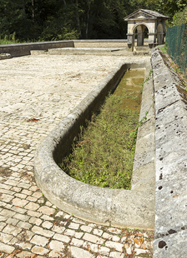 fontaine © Région Bourgogne-Franche-Comté, Inventaire du patrimoine fontaine © Région Bourgogne-Franche-Comté, Inventaire du patrimoine
