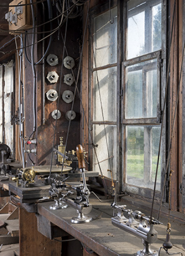 Machines installées derrière la fenêtre multiple : deux tours Lorch et, à l'arrière-plan, une machine à diviser. © Région Bourgogne-Franche-Comté, Inventaire du patrimoine