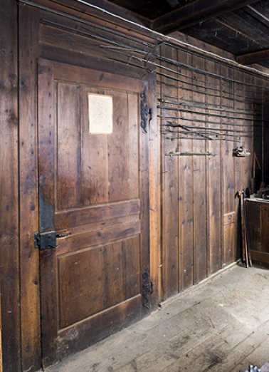 Stockage des barres métalliques, constituant l'une des matières premières de l'atelier. © Région Bourgogne-Franche-Comté, Inventaire du patrimoine