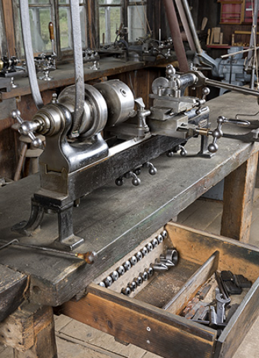 Vue d'ensemble en enfilade, avec le tiroir aux outils et accessoires ouvert. © Région Bourgogne-Franche-Comté, Inventaire du patrimoine