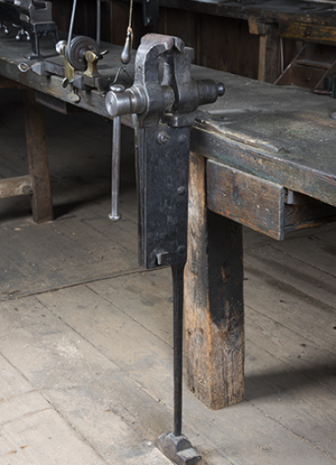 Etau à pied de la rangée centrale, permettant la fixation d'un tour à perche. © Région Bourgogne-Franche-Comté, Inventaire du patrimoine