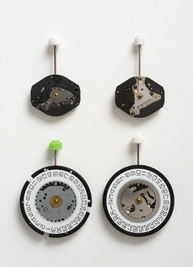 Vue d'ensemble des 4 mouvements : face côté cadran. De gauche à droite et de haut en bas : Isa 2326 et K 63, 317 et 2321. © Région Bourgogne-Franche-Comté, Inventaire du patrimoine