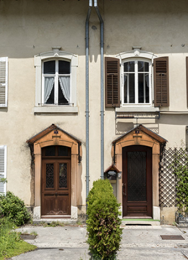 Maison, façade antérieure : travées centrales. © Région Bourgogne-Franche-Comté, Inventaire du patrimoine Maison, façade antérieure : travées centrales. © Région Bourgogne-Franche-Comté, Inventaire du patrimoine