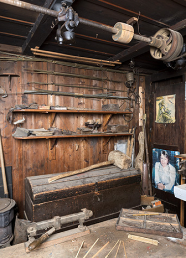 Atelier : établi, transmission, stockage des barres métalliques au mur. © Région Bourgogne-Franche-Comté, Inventaire du patrimoine Atelier : établi, transmission, stockage des barres métalliques au mur. © Région Bourgogne-Franche-Comté, Inventaire du patrimoine