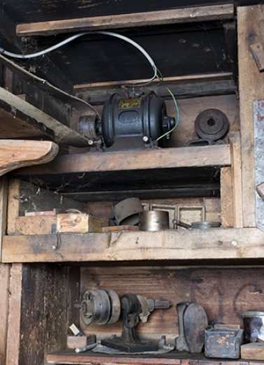 Atelier : moteur électrique et étagères. © Région Bourgogne-Franche-Comté, Inventaire du patrimoine Atelier : moteur électrique et étagères. © Région Bourgogne-Franche-Comté, Inventaire du patrimoine