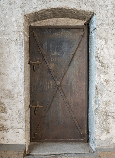 Intérieur, grange : porte métallique de la pièce à l'étage du corps sud-est. © Région Bourgogne-Franche-Comté, Inventaire du patrimoine Intérieur, grange : porte métallique de la pièce à l'étage du corps sud-est. © Région Bourgogne-Franche-Comté, Inventaire du patrimoine