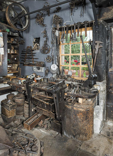 Forge : établi derrière la fenêtre, étaux et transmission. © Région Bourgogne-Franche-Comté, Inventaire du patrimoine