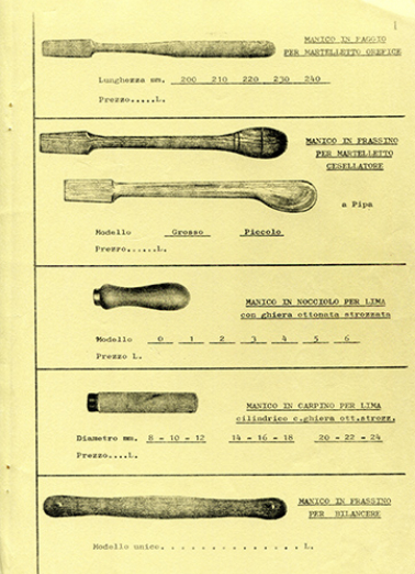 Exemples de manches fabriqués par M Coulot [catalogue de fournitures de la société Dell'Acqua Enrico & C, p. 1], années 1960-1970. © Région Bourgogne-Franche-Comté, Inventaire du patrimoine