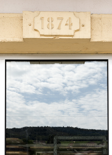 Date 1874 sur la façade antérieure. © Région Bourgogne-Franche-Comté, Inventaire du patrimoine Date 1874 sur la façade antérieure. © Région Bourgogne-Franche-Comté, Inventaire du patrimoine