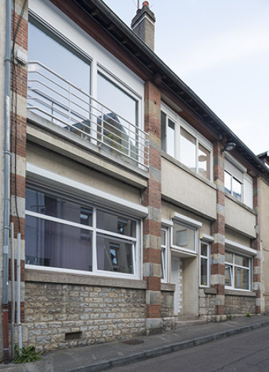 Façade antérieure vue de trois quarts gauche. © Région Bourgogne-Franche-Comté, Inventaire du patrimoine Façade antérieure vue de trois quarts gauche. © Région Bourgogne-Franche-Comté, Inventaire du patrimoine
