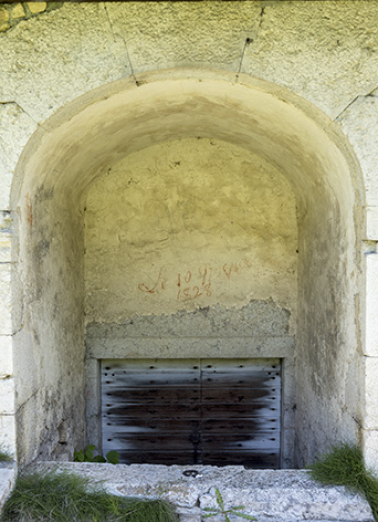Façade sud : descente de cave et inscriptions. © Région Bourgogne-Franche-Comté, Inventaire du patrimoine Façade sud : descente de cave et inscriptions. © Région Bourgogne-Franche-Comté, Inventaire du patrimoine