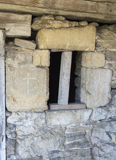 Façade nord : baie avec pierres gravées d'une croix. © Région Bourgogne-Franche-Comté, Inventaire du patrimoine Façade nord : baie avec pierres gravées d'une croix. © Région Bourgogne-Franche-Comté, Inventaire du patrimoine