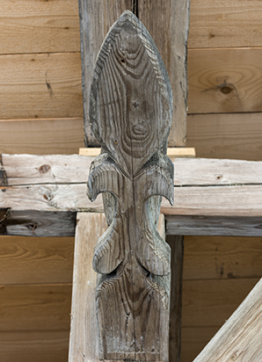 Ferme, façade latérale droite : 4e arbalétrier (à droite) vu par-dessous. © Région Bourgogne-Franche-Comté, Inventaire du patrimoine