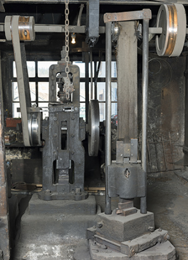 Martinet vertical à ressort (à gauche) et mouton (à droite) : face antérieure. © Région Bourgogne-Franche-Comté, Inventaire du patrimoine