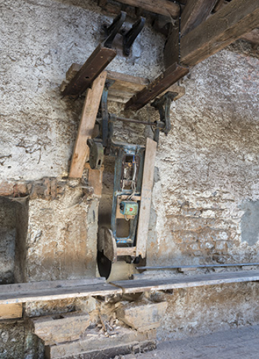 Atelier de fabrication : scie circulaire à balancier Guillet et Fils. © Région Bourgogne-Franche-Comté, Inventaire du patrimoine Atelier de fabrication : scie circulaire à balancier Guillet et Fils. © Région Bourgogne-Franche-Comté, Inventaire du patrimoine