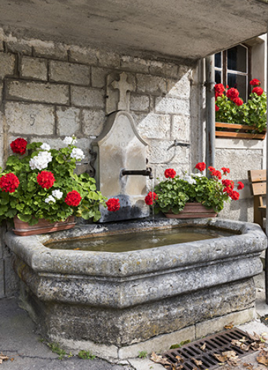 Fontaine (contre la façade antérieure du logement). © Région Bourgogne-Franche-Comté, Inventaire du patrimoine Fontaine (contre la façade antérieure du logement). © Région Bourgogne-Franche-Comté, Inventaire du patrimoine