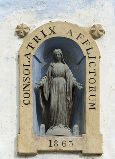 Logement : niche datée 1863 et statuette de la Vierge, en façade. © Région Bourgogne-Franche-Comté, Inventaire du patrimoine Logement : niche datée 1863 et statuette de la Vierge, en façade. © Région Bourgogne-Franche-Comté, Inventaire du patrimoine
