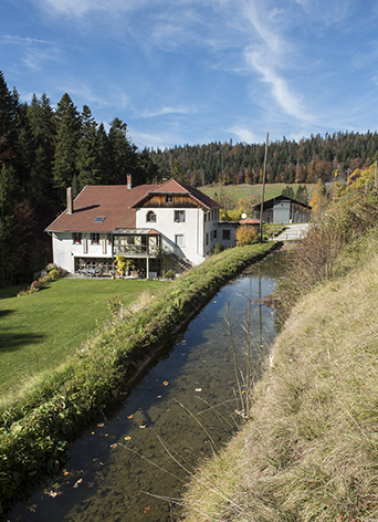 Vue d'ensemble plongeante sur le bâtiment et le bassin de retenue, depuis le sud-est. © Région Bourgogne-Franche-Comté, Inventaire du patrimoine
