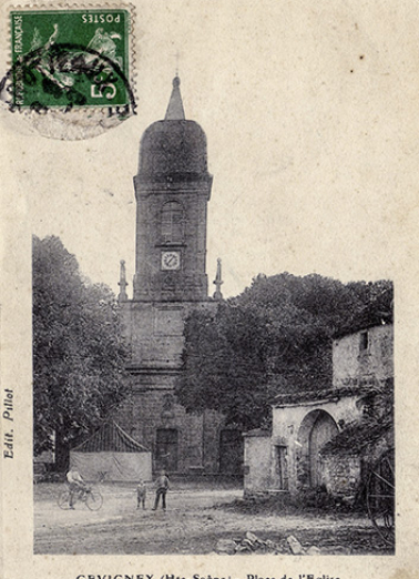 Place de l'église avec au premier plan, l'entrée du presbytère, carte postale. © Commune de Gevigney-et-Mercey