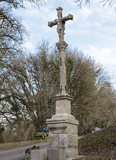 Croix dite du calvaire, au lieu-dit Sur la Croix du Calvaire : vue générale. © Région Bourgogne-Franche-Comté, Inventaire du patrimoine Croix dite du calvaire, au lieu-dit Sur la Croix du Calvaire : vue générale. © Région Bourgogne-Franche-Comté, Inventaire du patrimoine