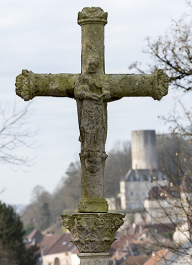 Croix dite du calvaire, au lieu-dit Sur la Croix du Calvaire : Vierge à l'Enfant. © Région Bourgogne-Franche-Comté, Inventaire du patrimoine Croix dite du calvaire, au lieu-dit Sur la Croix du Calvaire : Vierge à l'Enfant. © Région Bourgogne-Franche-Comté, Inventaire du patrimoine