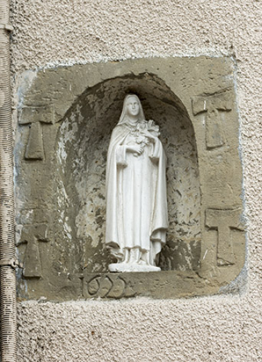 Niche entourée de quatre croix en tau et portant la date de 1622, 1 rue de la Corvée. © Région Bourgogne-Franche-Comté, Inventaire du patrimoine