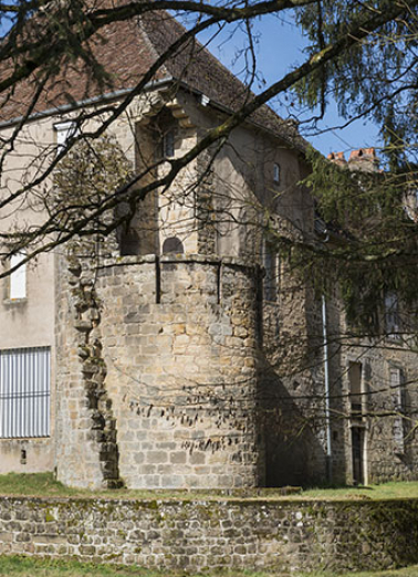 Tour "médiévale" subsistante. © Région Bourgogne-Franche-Comté, Inventaire du patrimoine Tour "médiévale" subsistante. © Région Bourgogne-Franche-Comté, Inventaire du patrimoine