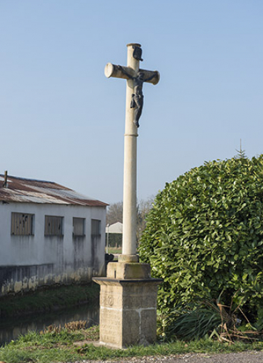 Croix de chemin. © Région Bourgogne-Franche-Comté, Inventaire du patrimoine Croix de chemin. © Région Bourgogne-Franche-Comté, Inventaire du patrimoine