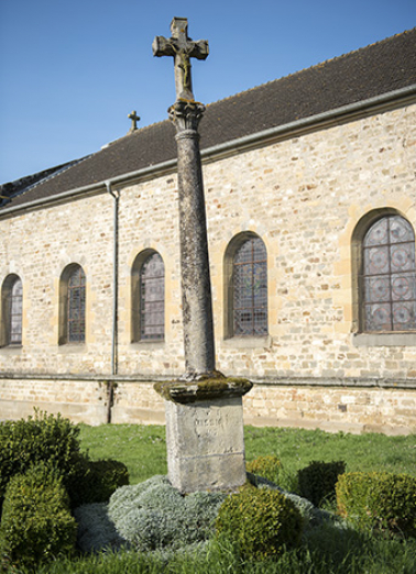 Calvaire le long du flanc est de l'église paroissiale. (mission 1897) © Région Bourgogne-Franche-Comté, Inventaire du patrimoine Calvaire le long du flanc est de l'église paroissiale. (mission 1897) © Région Bourgogne-Franche-Comté, Inventaire du patrimoine