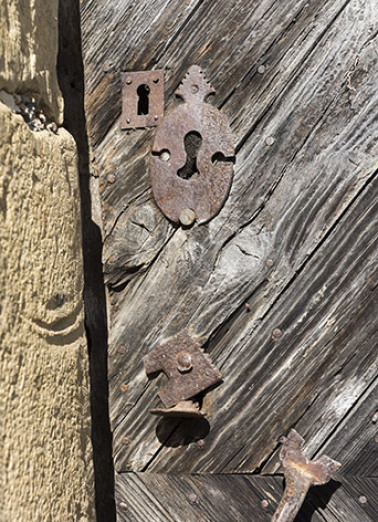 Détail de serrurerie de la porte de gauche.  © Région Bourgogne-Franche-Comté, Inventaire du patrimoine Détail de serrurerie de la porte de gauche.  © Région Bourgogne-Franche-Comté, Inventaire du patrimoine