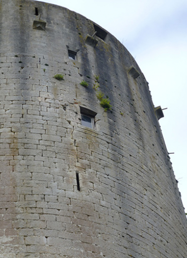 Le donjon : le chemin de ronde reconstitué. © Région Bourgogne-Franche-Comté, Inventaire du patrimoine