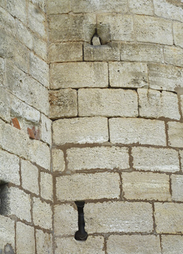 Canonnière du 15e siècle à la base de la tourelle exposée au nord-est. © Région Bourgogne-Franche-Comté, Inventaire du patrimoine