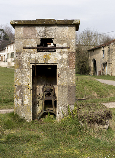 Vue de face (sud) de la fontaine. © Région Bourgogne-Franche-Comté, Inventaire du patrimoine