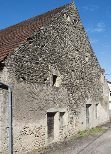 Mur pignon de la ferme située à l'angle de l'impasse du Château. © Région Bourgogne-Franche-Comté, Inventaire du patrimoine Mur pignon de la ferme située à l'angle de l'impasse du Château. © Région Bourgogne-Franche-Comté, Inventaire du patrimoine