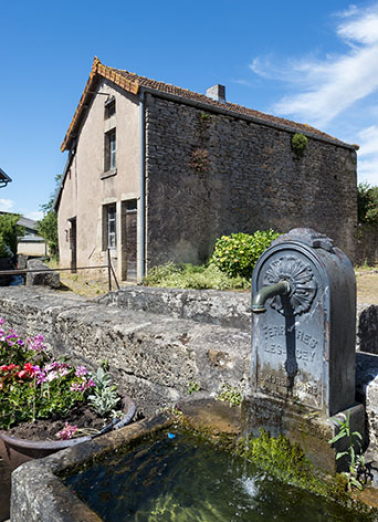 Détail de la borne-fontaine située rue de la Prairie.  © Région Bourgogne-Franche-Comté, Inventaire du patrimoine Détail de la borne-fontaine située rue de la Prairie.  © Région Bourgogne-Franche-Comté, Inventaire du patrimoine