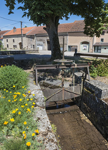 Vanne située à l’extrémité sud du village.  © Région Bourgogne-Franche-Comté, Inventaire du patrimoine Vanne située à l’extrémité sud du village.  © Région Bourgogne-Franche-Comté, Inventaire du patrimoine