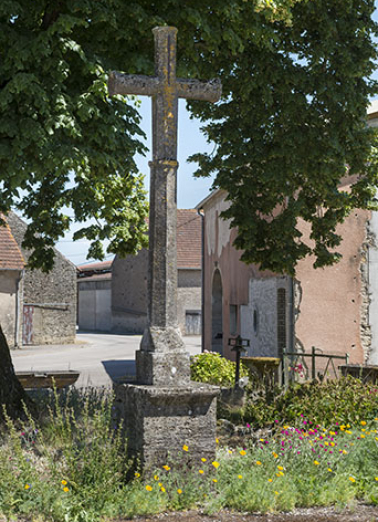 Croix en pierre située à l'extremité sud du village.  © Région Bourgogne-Franche-Comté, Inventaire du patrimoine Croix en pierre située à l'extremité sud du village.  © Région Bourgogne-Franche-Comté, Inventaire du patrimoine