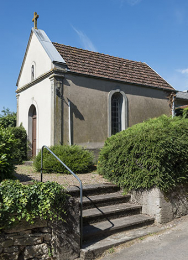 Vue générale de la chapelle et son accès depuis la rue de la Fontenotte. © Région Bourgogne-Franche-Comté, Inventaire du patrimoine Vue générale de la chapelle et son accès depuis la rue de la Fontenotte. © Région Bourgogne-Franche-Comté, Inventaire du patrimoine