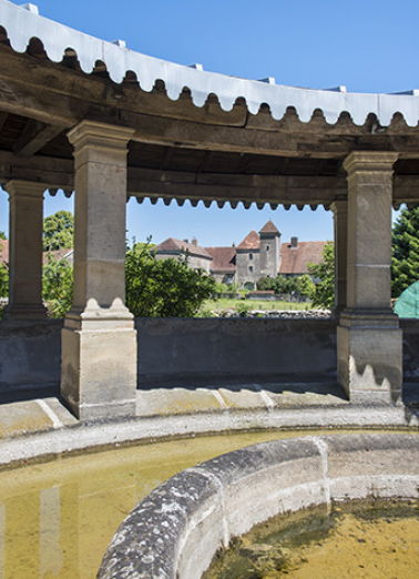 Le lavoir et la galerie couverte des laveuses. © Région Bourgogne-Franche-Comté, Inventaire du patrimoine Le lavoir et la galerie couverte des laveuses. © Région Bourgogne-Franche-Comté, Inventaire du patrimoine