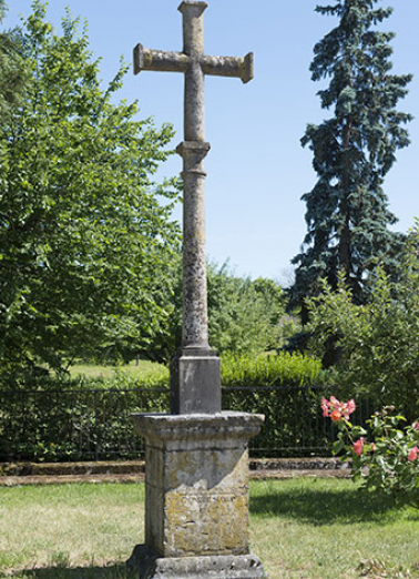 Croix en pierre située route de Port-sur-Saône.  © Région Bourgogne-Franche-Comté, Inventaire du patrimoine Croix en pierre située route de Port-sur-Saône.  © Région Bourgogne-Franche-Comté, Inventaire du patrimoine