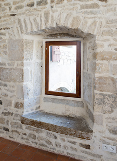 Fenêtre avec pierre à évier, premier étage. © Région Bourgogne-Franche-Comté, Inventaire du patrimoine